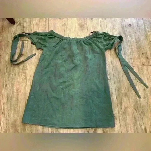 Lulu’s Green Off the shoulder blouse size medium - Picture 2 of 6